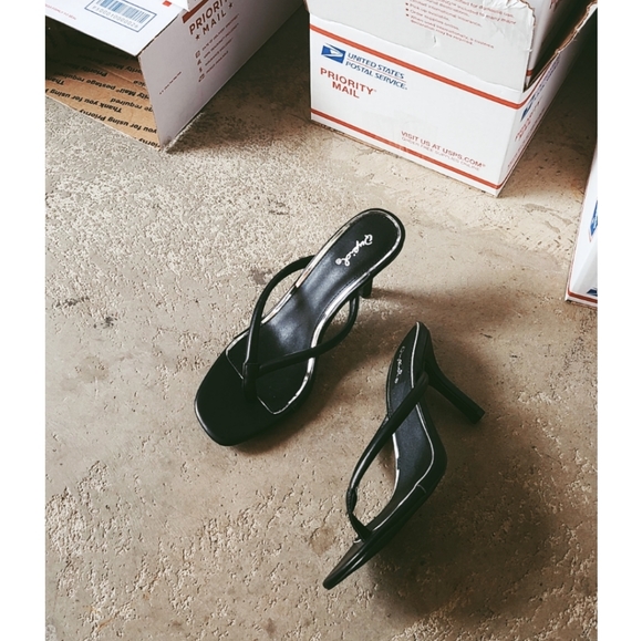🚨LAST CHANCE//Black thong sandal - Picture 3 of 3